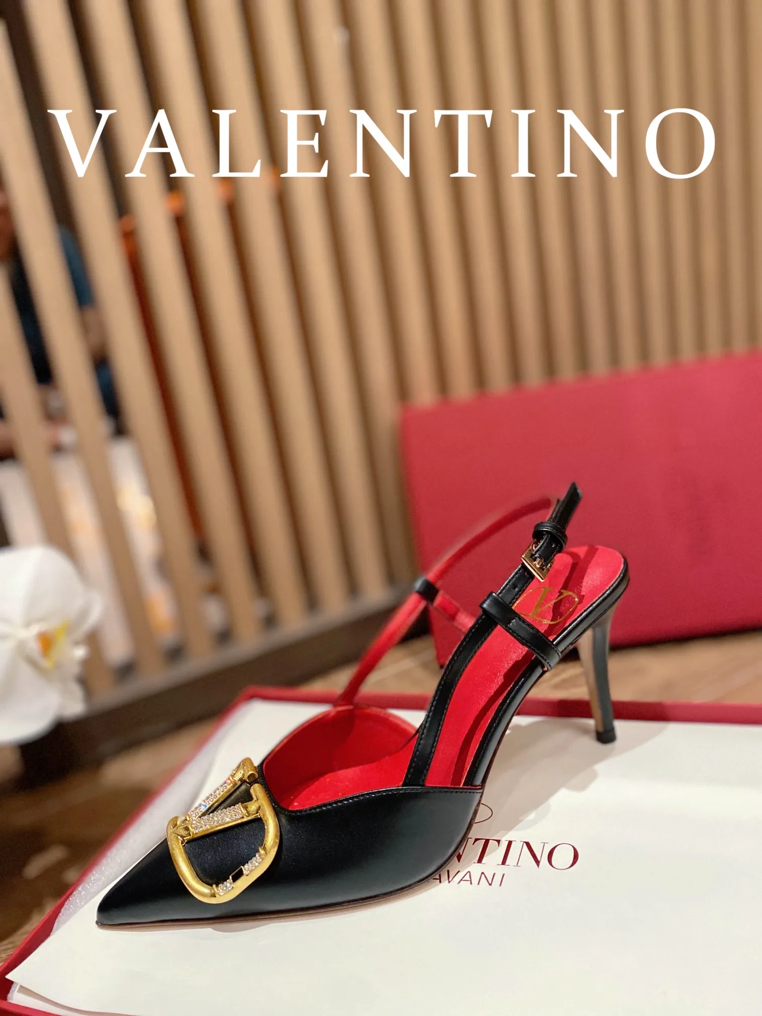👟👟Ex-factory price 520👟👟 𝑉𝐴𝐿𝐸𝑁𝑇𝐼𝑁𝑂 Valentino ♡ The latest series of the counter 💯The new season of Valentino replaces the usual rivet elements with the initial V bronze (dotted buckle) buckle, simplifying the complexity Make the design more refined and durable. No matter your age, it can easily fit on your feet and make your feet look slimmer! The new season lives up to expectations! Worth buying ★Imported cowhide is absolutely high-grade ❥Original method is absolutely sensual ❥Elegant style creates a different feeling🙈 Simple temperament style!  ♡ show bdetails ———————————— ⊿▸: Size｜35-40 (customized at 34.40.41.42) ⊿▸: Material｜Imported cowhide ⊿▸: Material｜Exclusive molded rhinestone buckle ⊿▸: Material | Padded sheepskin ⊿▸: Material |Italian 🇮🇹 genuine leather outsole (the original 1:1 method has a wood grain shape) ⊿▸: Heel height｜8cm